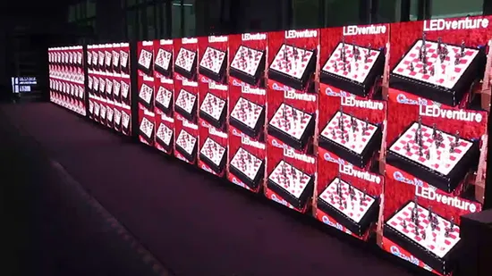 Vollfarbige LED-Anzeige für Innen- und Außenwerbung zur Vermietung mit gebogenen Fenstern